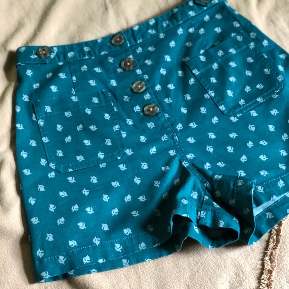 Kimchi Blue Urban Outfitters button front high waisted green retro shorts size 4